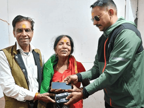 Police returned the lost purse and mobile phone of the female devotee