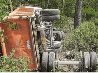 Truck overturned due to brake failure at Lachhiwala toll plaza