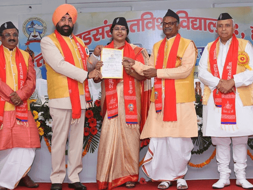 Governor Gurmit Singh participated in the convocation ceremony of Uttarakhand Sanskrit University