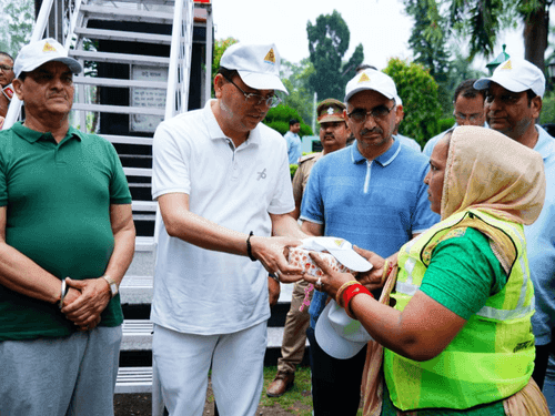 CM Dhami gave the message of cleanliness by sweeping