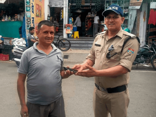 Someshwar Police handed over the lost phone to its owner