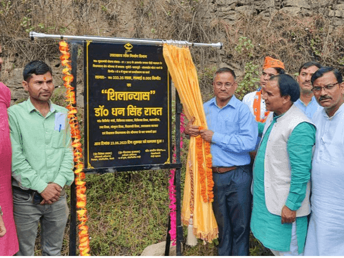 Cabinet Minister Dr. Dhan Singh Rawat laid the foundation stone for the asphalting work
