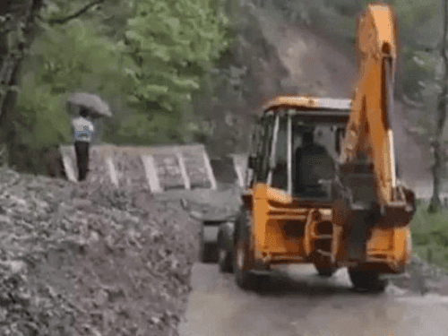 Heavy rains in the state, roads closed due to debris
