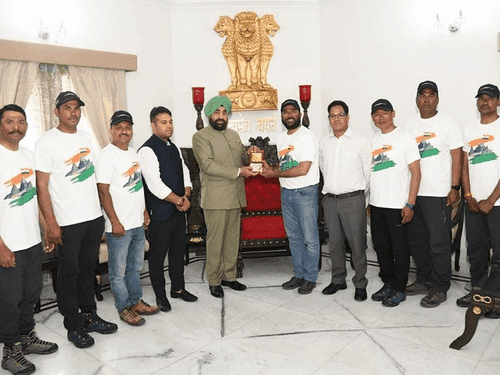 Governor Gurmit Singh met the team that returned from Mount Kamet