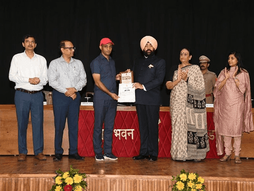 Governor Gurmit Singh honored those who did excellent work