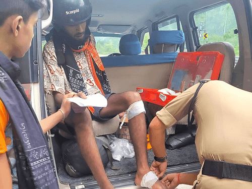 First aid given by Chamoli Police to injured person on Badrinath road