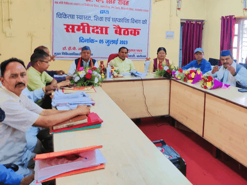 Cabinet Minister Dr. Dhan Singh Rawat took a review meeting of Education Department, Cooperative Department and Health Department