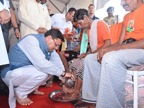 CM Dhami welcomed the Kanwariyas by washing their feet