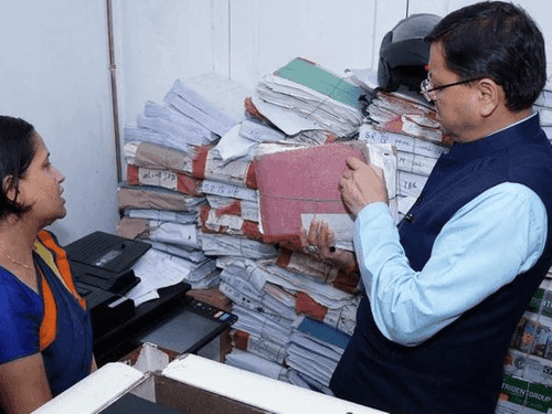 CM Dhami did a surprise inspection of the registrar office located at Dehradun Collectorate